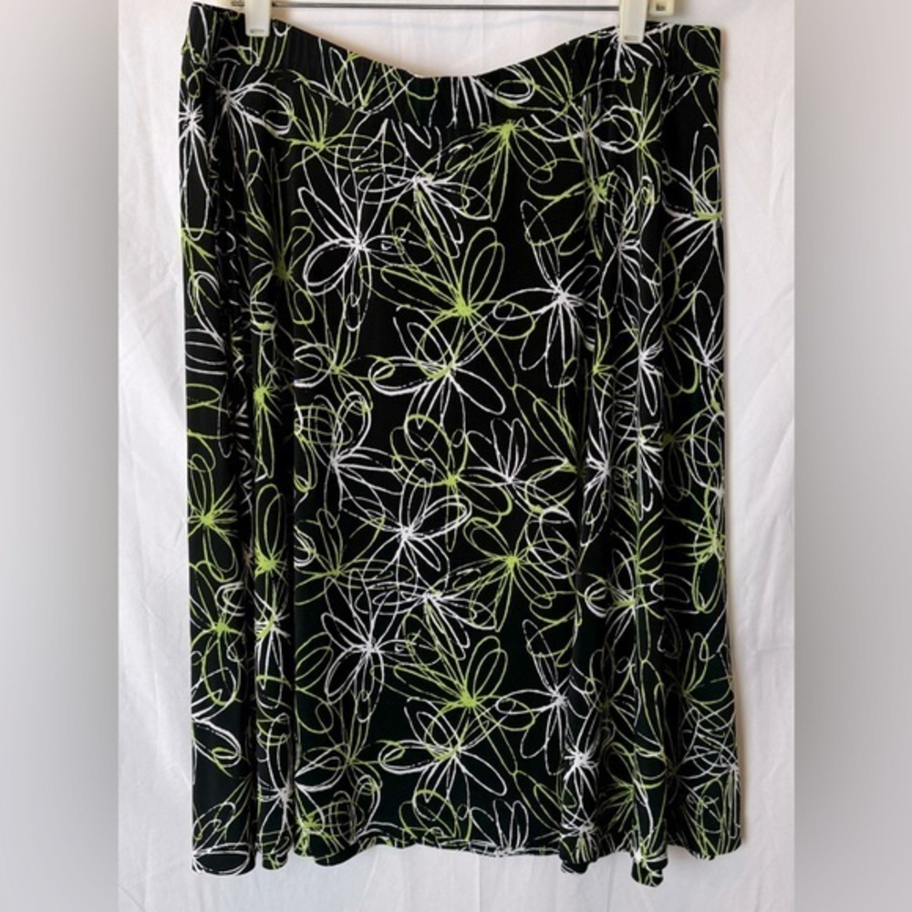 Laura Ashley Woman Green/Black Floral Print Plus Size Skirt 2X
